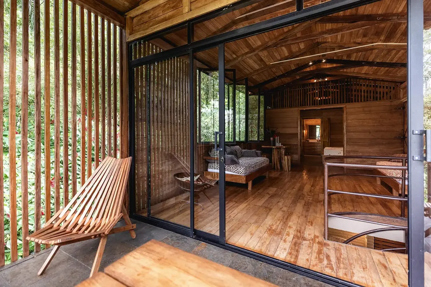 Bungalow de madera con vista a la selva primaria amazónica en Hamadryade Lodge