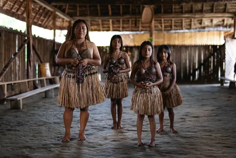 Mujeres de una comunidad indígena amazónica dentro de una maloca